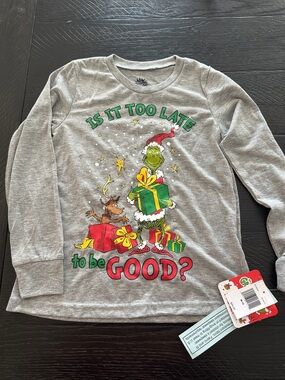 Dr. Seuss Gray Long-Sleeve Grinch Holiday Tee with Green & Red Accents